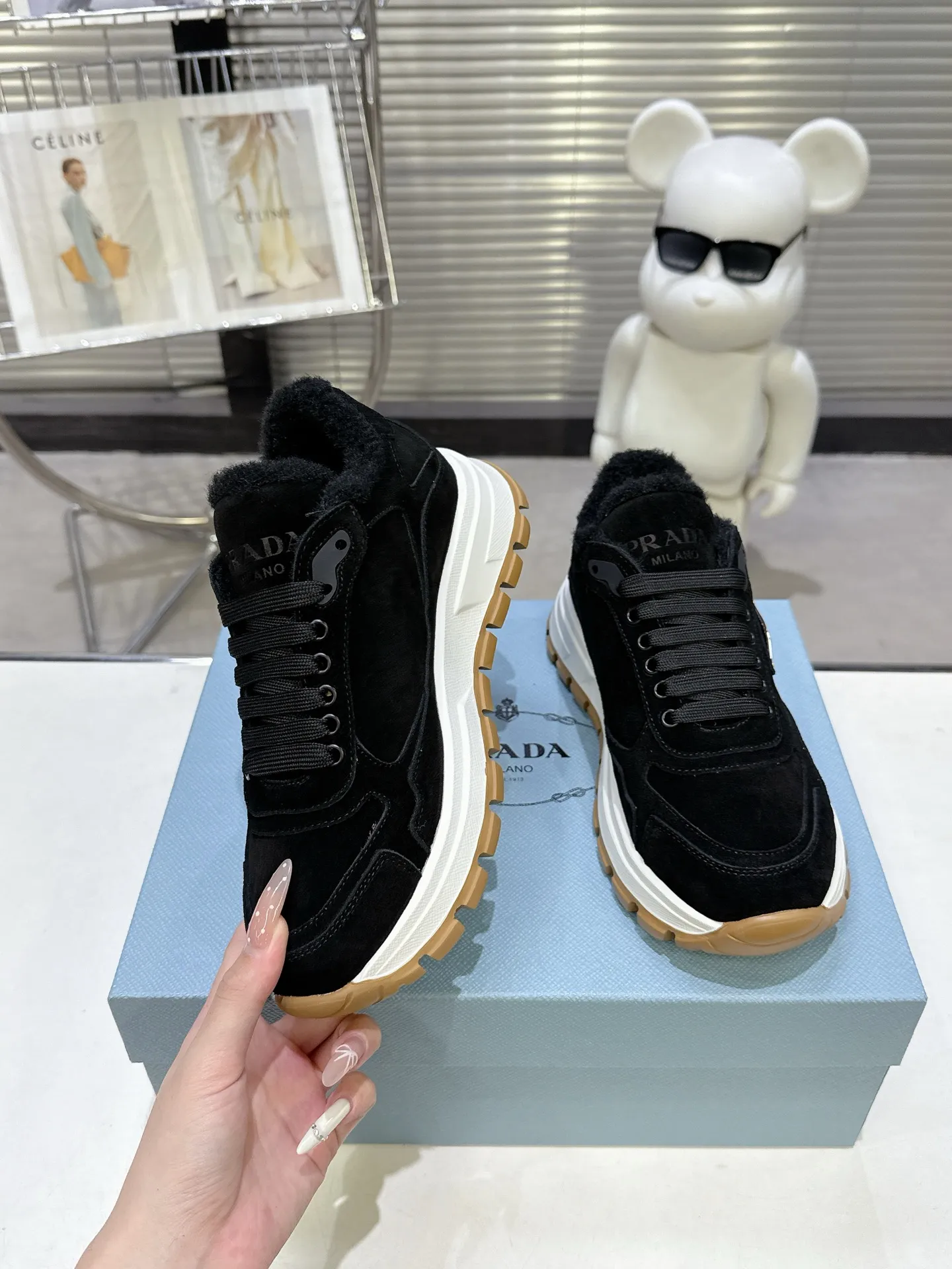 【PRADA】P: 660💰Couple style▪️Size: Women’s 35-40⚛Size: Men’s 39-44(45 customized) 2025 𝐬𝐬Prada’s new product, coming with strength! ❣️Many Internet celebrities have the same style, fashionable and versatile nice items, original shoes are developed and purchased from Italian counters, and are reproduced 1:1 according to the original taste. This year’s theme is not to be defined, embodying texture through simplicity💛From thick-soled sneakers to zigzag short boots to 2025 flat shoes, everything reveals a sure-fire momentum... It combines gentleness and handsomeness, the finishing touch for women❤️ Wear-resistant and ultra-light two-color outsole.